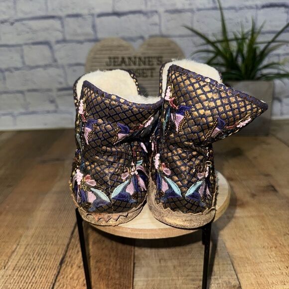 LLANI x ANTHROPOLOGIE suede Embroidered Slippers - Picture 6 of 13